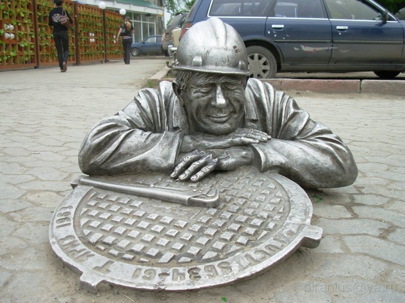 памятник водопроводчику в Омске